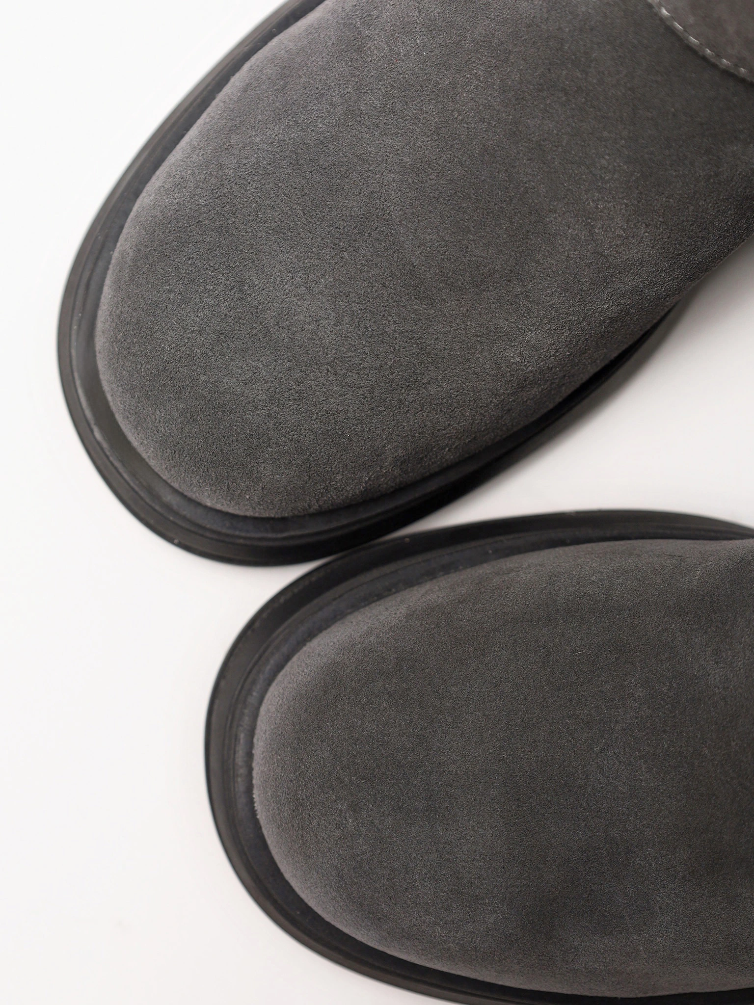 Ботинки серого цвета на среднем широком каблуке